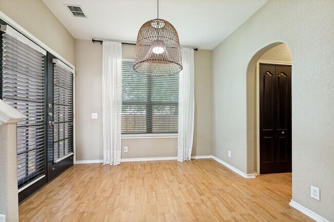 Foto del edificio - Two Bedroom Townhouse, Great Location!