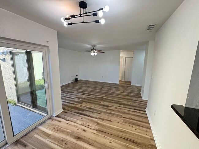 Building Photo - Cozy 2 Bedroom and 2 Bath Townhome in Kiss...