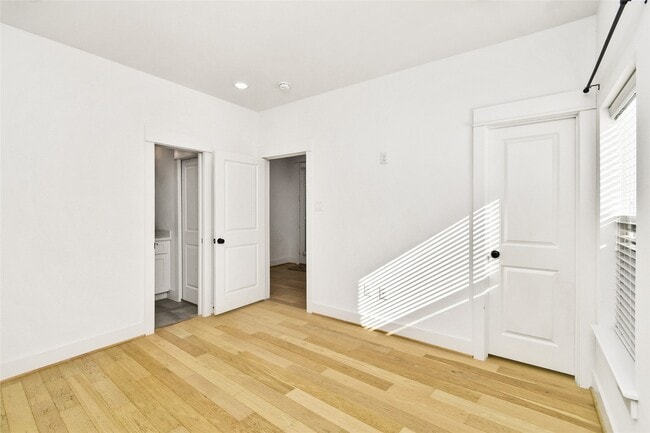 Building Photo - 208 N York St