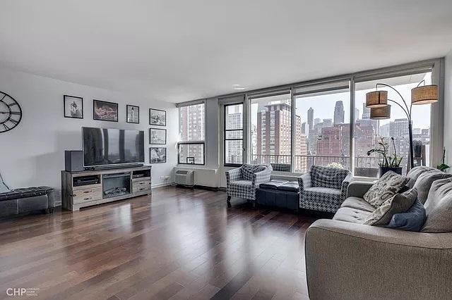 Building Photo - 1400 N State Pky