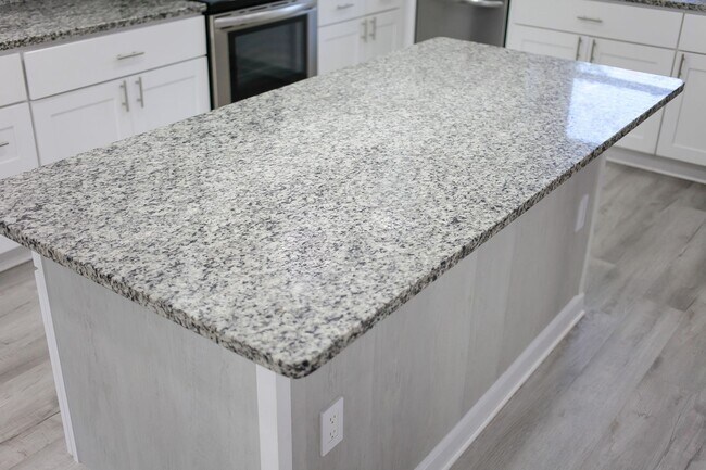 Foto del edificio - "Beautifully Updated Townhome – Ready for ...