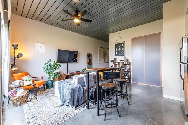 Building Photo - 620 Glen Iris Dr NE