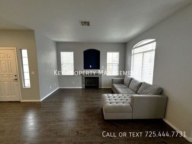 Foto del edificio - ONE STORY UPGRADED 2 BEDROOM SOLAR-POWERED...