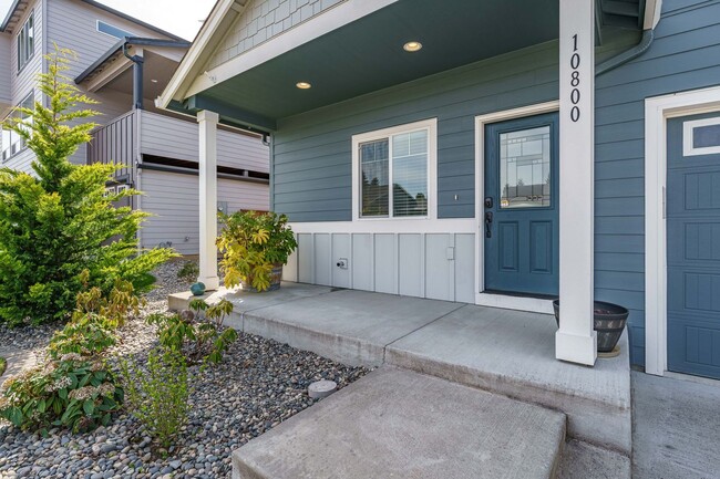 Building Photo - Spacious 4BR Modern Retreat and Luxury Liv...
