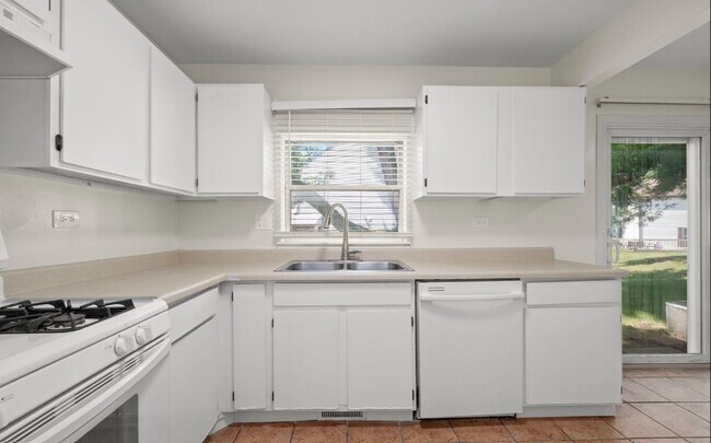 Building Photo - 2651 Country Oaks Ct