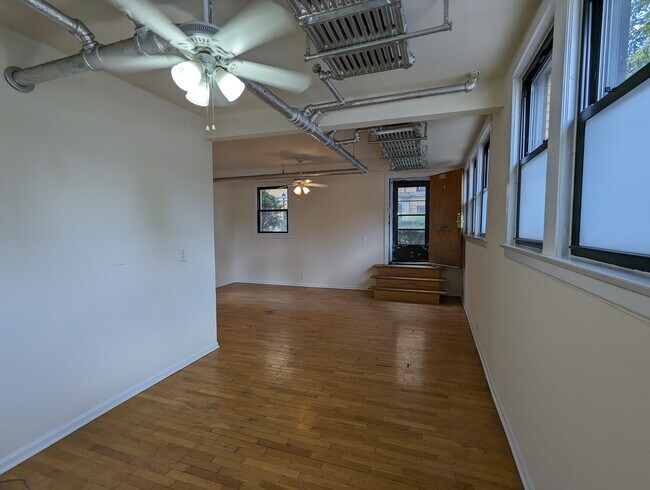 Foto del edificio - 2418 N Sawyer Ave