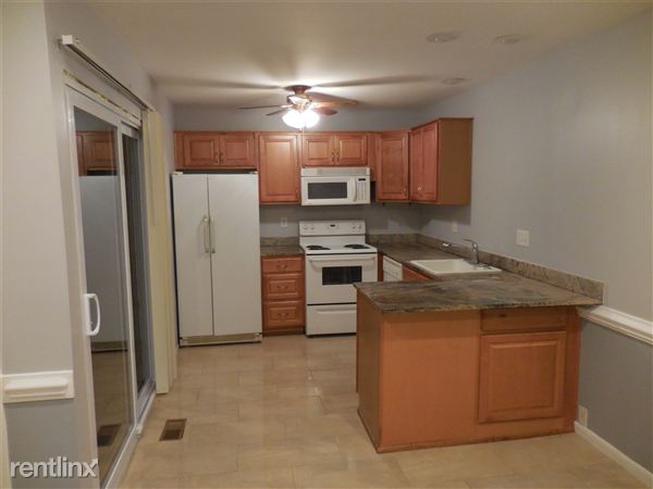 Building Photo - 2713 Roundtree Dr