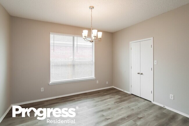Building Photo - 7213 Park Creek Cir W