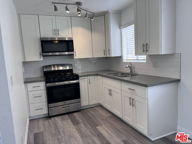 Foto del edificio - 1556 W 227th St