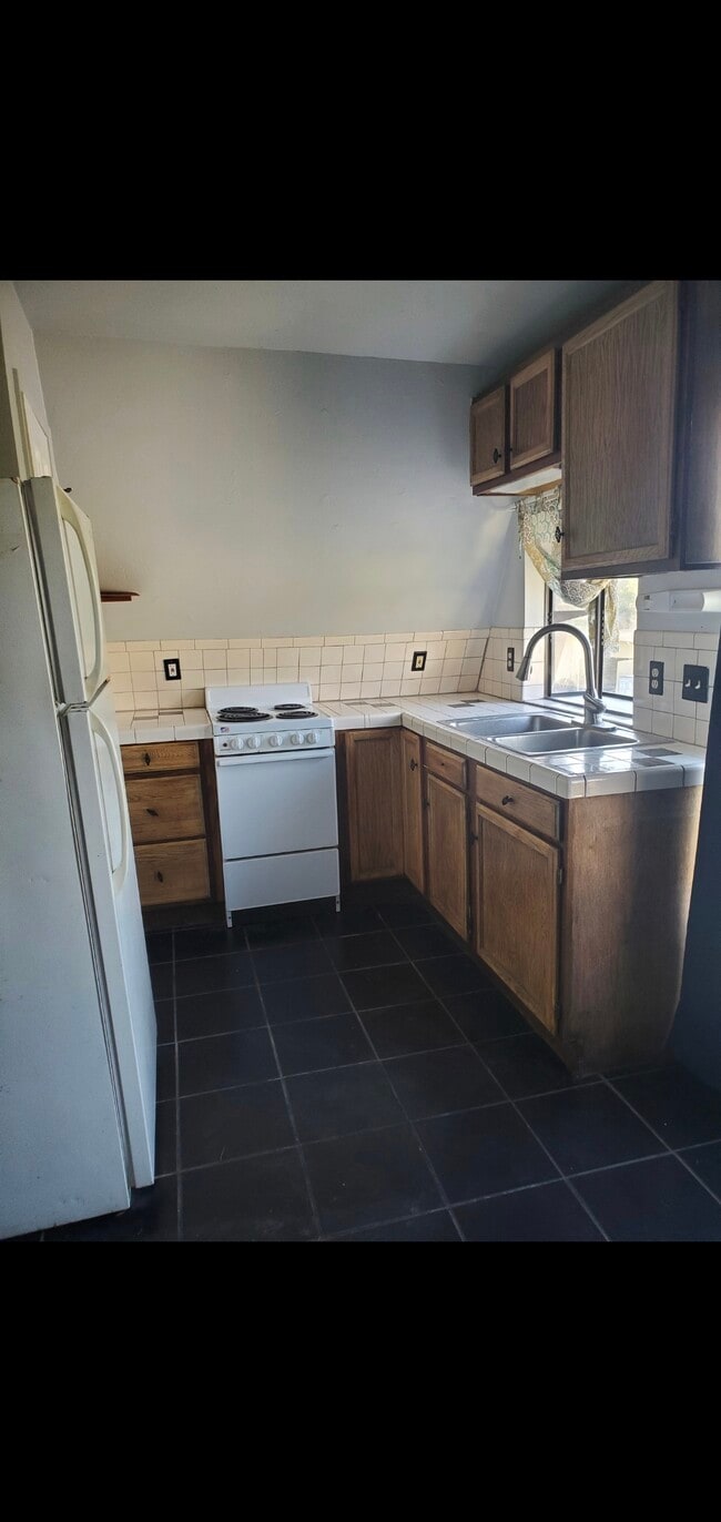 Building Photo - 2135 Rainbow Valley Blvd