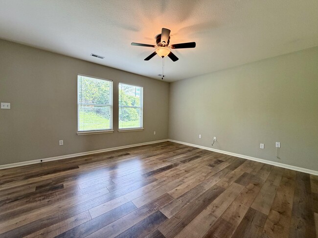 Building Photo - 1204 Louisville Dr