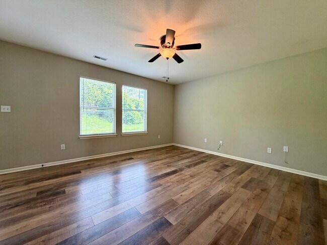Foto del edificio - 1204 Louisville Dr