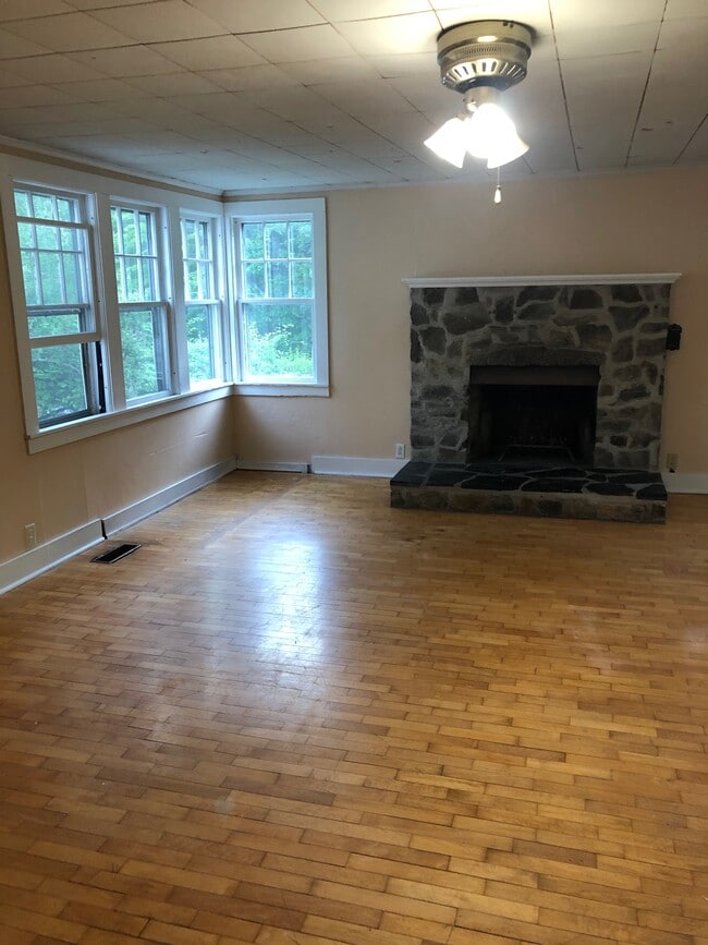 Building Photo - 207 Stillwater Ave