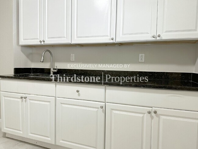 Foto del edificio - 1245 W 30th St