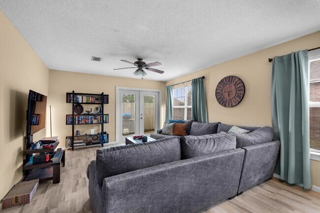 Foto del edificio - "Charming 3-Bed, 2-Bath Home in Mary Esthe...