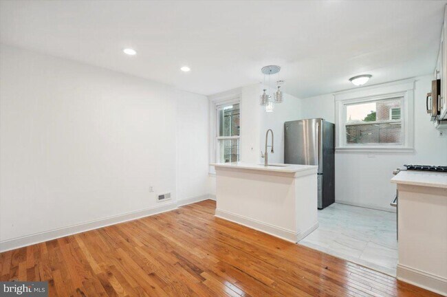 Building Photo - 423 Croyden Rd