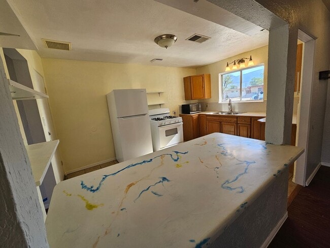 Building Photo - 3 Bedroom / 2 Bath Home with Refrigerated ...