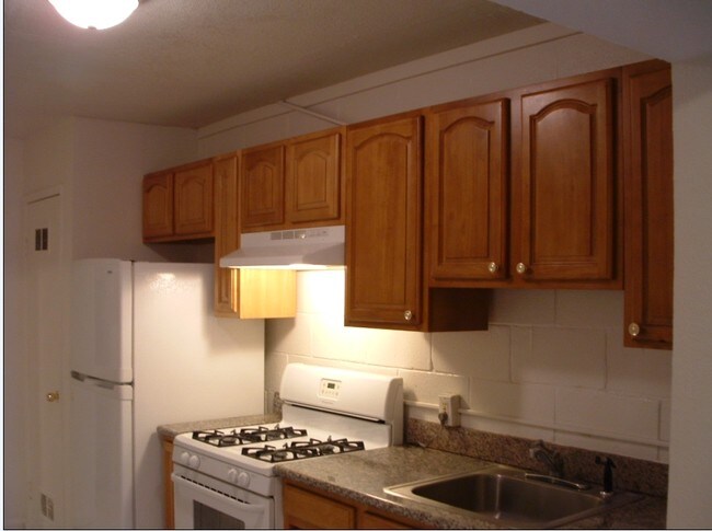 Building Photo - 51 Poinsettia Ave
