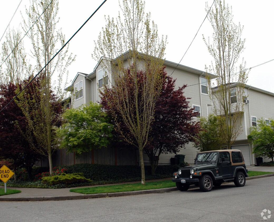 Primary Photo - 9257 Interlake Ave