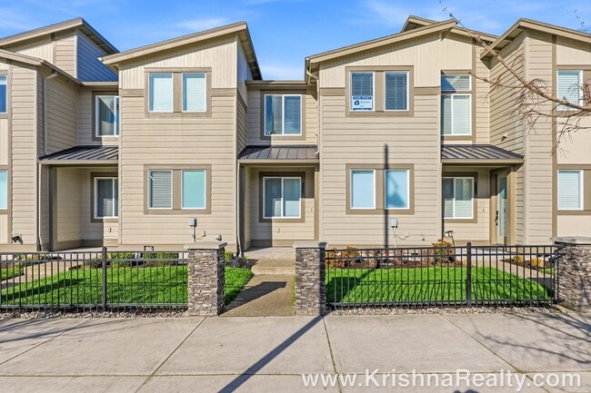 Building Photo - Stunning 3 BD | 2.5 BA Townhome in Rosedale Parks | Pool, Clubhouse & Prime Location