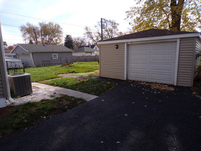 Building Photo - 161 W Franklin Dr