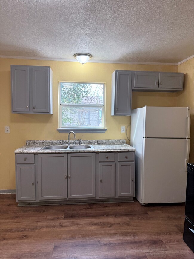 Building Photo - 212 S Main St