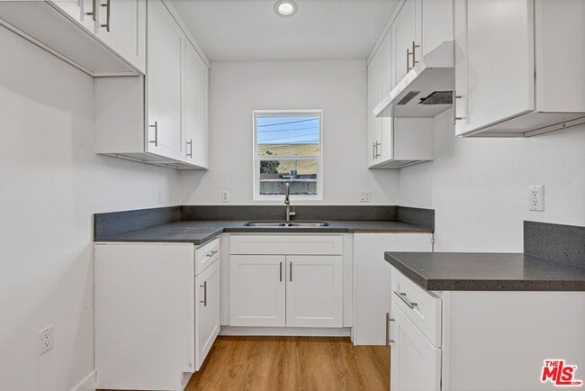 Building Photo - 220 E Vernon Ave