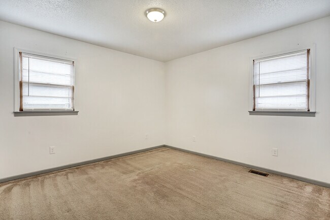 Building Photo - 507 W McElhaney Rd