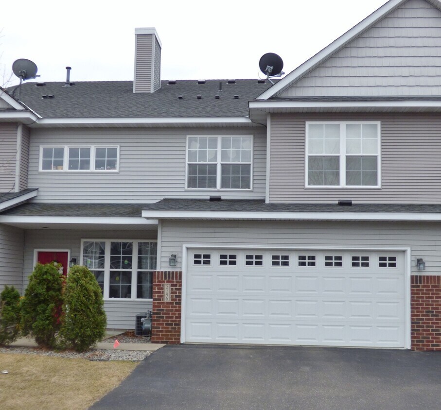 Foto principal - 3 br 3 bath town home