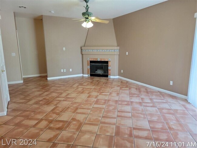Building Photo - WONDERFUL SINGLE STORY PATIO HOME IN GATED...