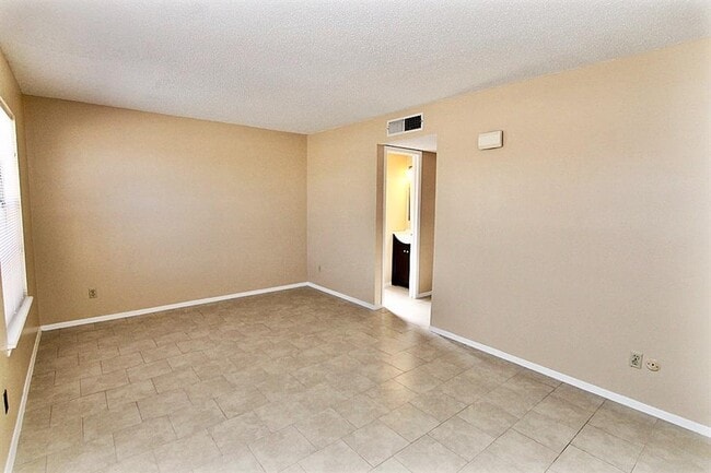Building Photo - 6925 Escondido Dr
