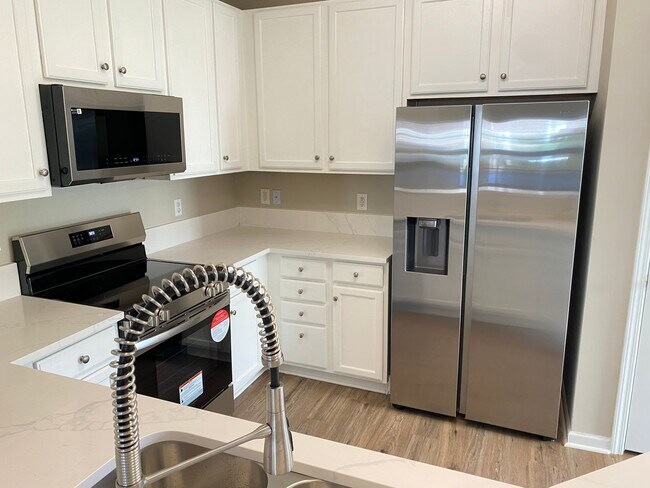 Foto del edificio - Three Bedroom Townhome In Caldwell Station With primary Bedroom On Main