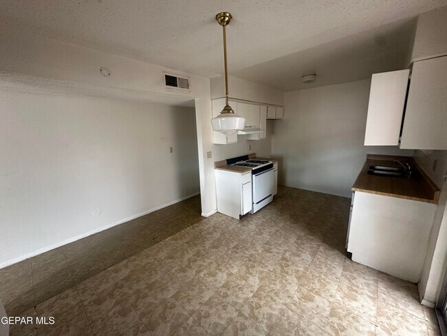 Building Photo - 2901 Beachcomber Dr