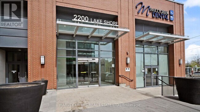 Photo du bâtiment - 2200-2200 Lake Shore Blvd W
