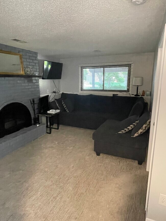 Foto del edificio - 6941 Ives Ln N