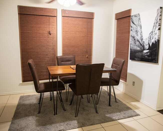Breakfast Area - 3413 Bristol Rd