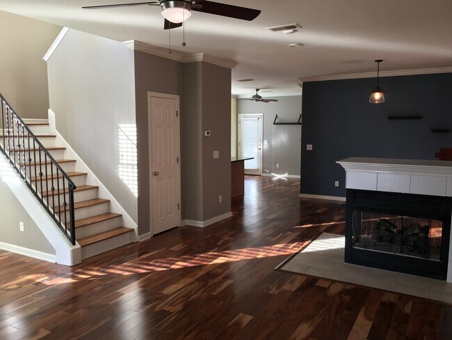 Foto del edificio - Updated 3BR/2.5ba in Harbor Town with huge fenced in yard w/ fire pit.  One small pet is allowed,...