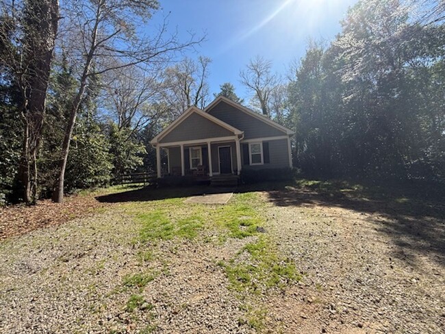 Building Photo - Eastside Three Bedroom