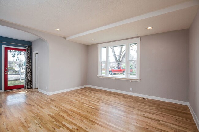 Foto del edificio - Charming North End Bungalow with Spacious ...