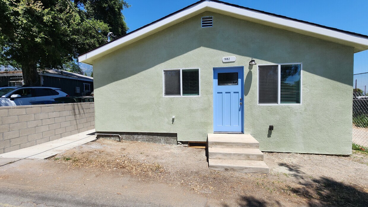Primary Photo - 1692 University Dr