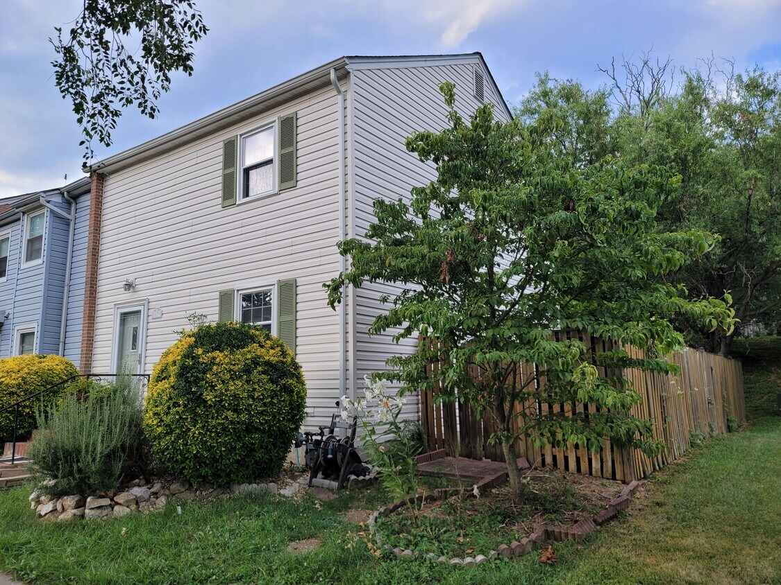 5539 Hollins Ln, Burke, VA 22015 Townhouse for Rent in Burke, VA