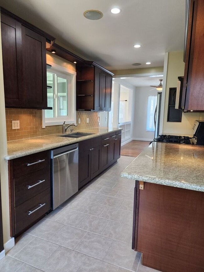 Foto del edificio - ** Stunning Dream 3 BD / 2 BA HOME w/ Doub...