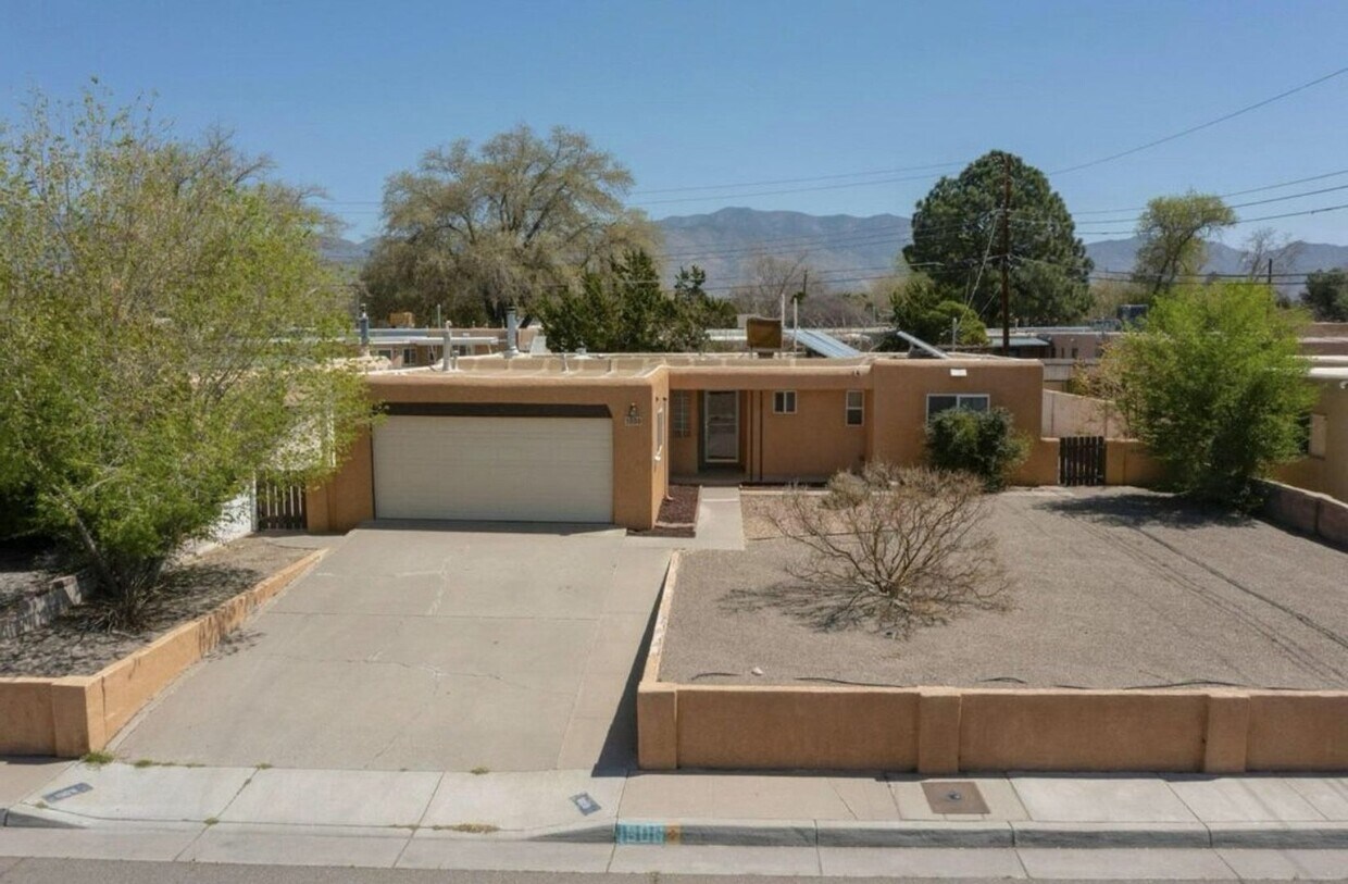 Foto principal - 3 Bedroom, 2-Bathroom, Close to everything...