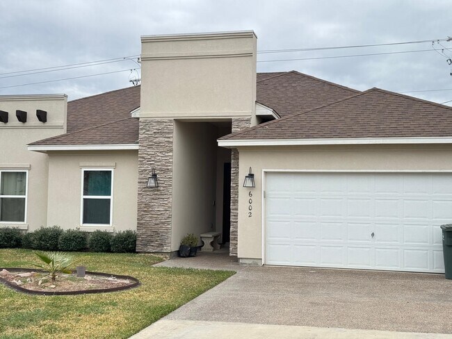 Foto del edificio - 6002 Amir Dr