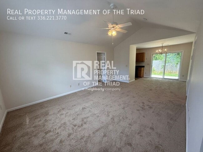 Foto del edificio - 8 Franklinwood Dr