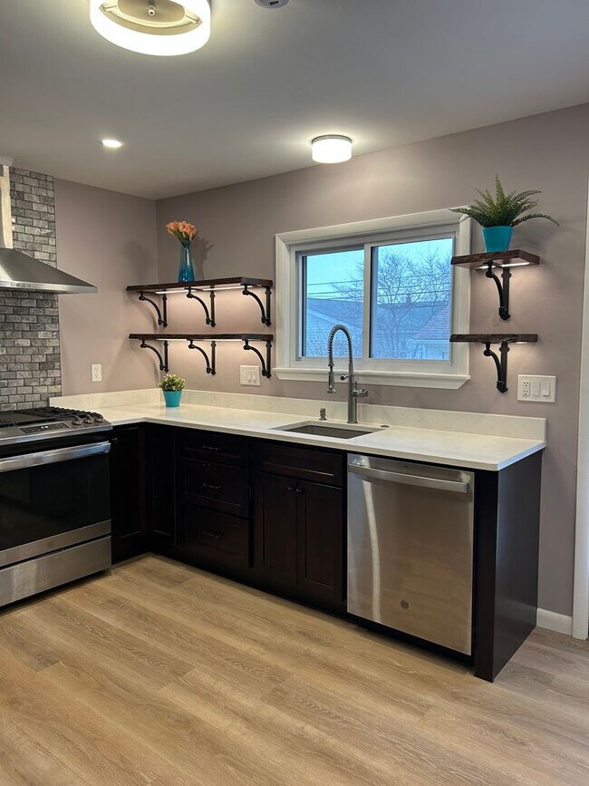 Foto del edificio - Brick Ranch for Rent in Mayfield HTS walking distance to Golden Gate Plaza