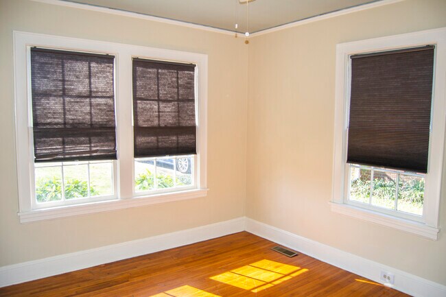 Front Bedroom - 2101 Chambwood Dr
