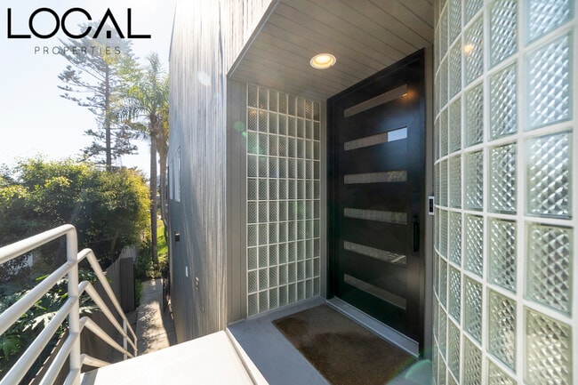 Building Photo - 184 Europa St