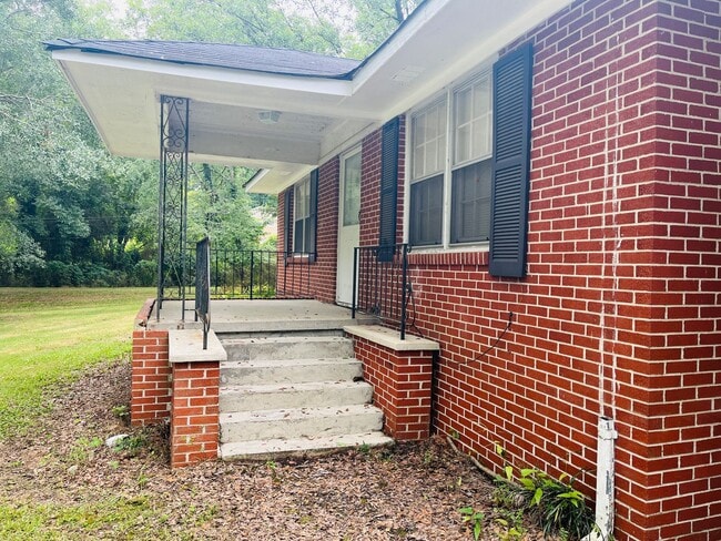 Building Photo - 3 bedroom, 1.5 all brick ranch with 2 car ...