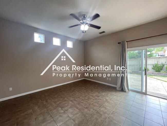 Foto del edificio - Updated 4bd/2.5ba Roseville Home with 2 Ca...